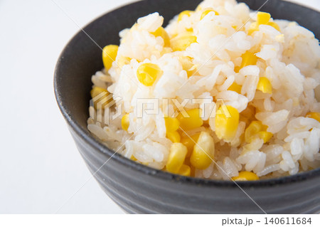 茶碗に盛ったとうもろこしご飯 140611684