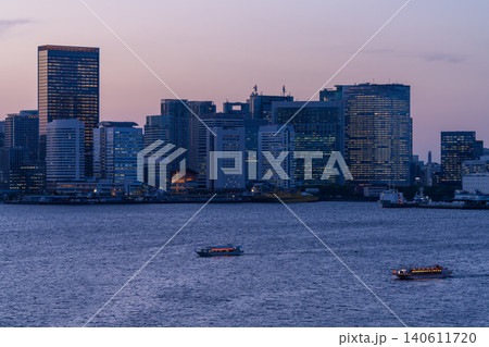 汐留のオフィスビル群と東京湾の夜景 汐留のオフィスビル群と東京湾の夜景 140611720