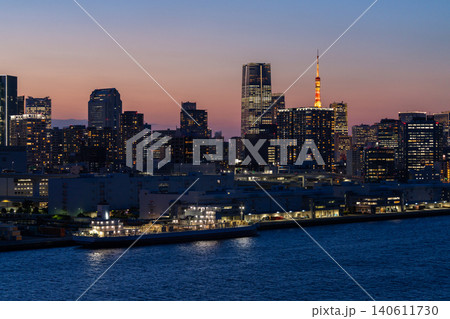 東京タワーと東京湾岸の夕暮れ夜景 140611730