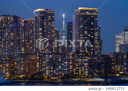 東京スカイツリーと晴海のタワーマンション夜景 東京スカイツリーと晴海のタワーマンション夜景 140611731