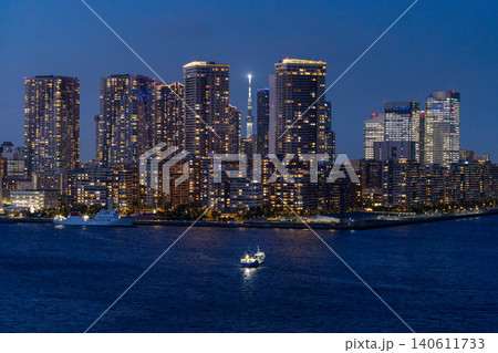 東京スカイツリーと晴海のタワーマンション夜景 東京スカイツリーと晴海のタワーマンション夜景 140611733