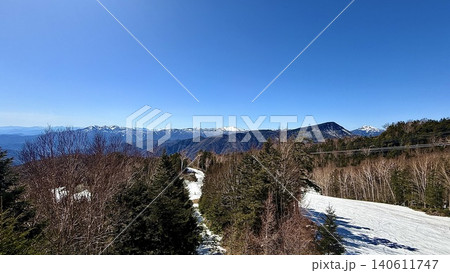 丸沼高原スキー場の山頂駅から望む浅間山や至仏山などの山並み 丸沼高原スキー場の山頂駅から望む浅間山や至仏山などの山並み 140611747