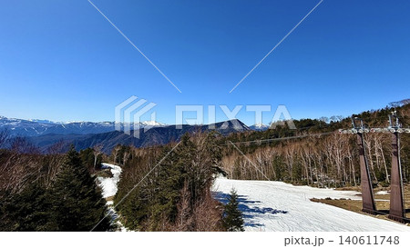 丸沼高原スキー場の山頂駅から望む浅間山や至仏山などの山並み 丸沼高原スキー場の山頂駅から望む浅間山や至仏山などの山並み 140611748