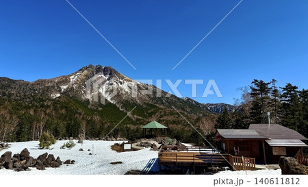 青空に映える日光白根山の荒々しい岩肌と残雪 青空に映える日光白根山の荒々しい岩肌と残雪 140611812
