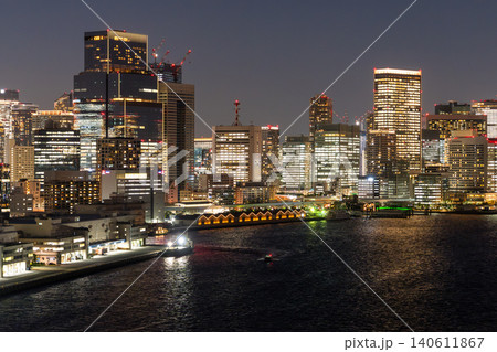 東京湾岸の港とオフィスビル群の夜景 東京湾岸の港とオフィスビル群の夜景 140611867
