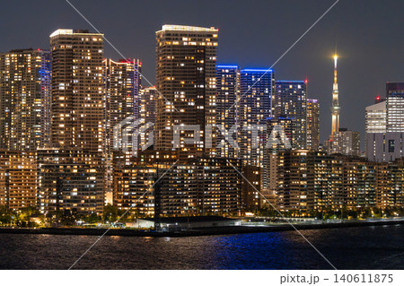 東京スカイツリーと晴海のタワーマンション夜景 東京スカイツリーと晴海のタワーマンション夜景 140611875