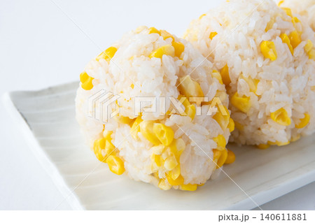 出来立てとうもろこしご飯おにぎり 出来立てとうもろこしご飯おにぎり 140611881