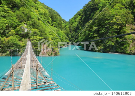 ターコイズブルーに輝く寸又峡の湖に架かる夢の吊橋 ターコイズブルーに輝く寸又峡の湖に架かる夢の吊橋 140611903
