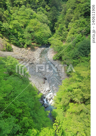 新緑の季節の静岡寸又峡の青みがかった川の景色 140611906