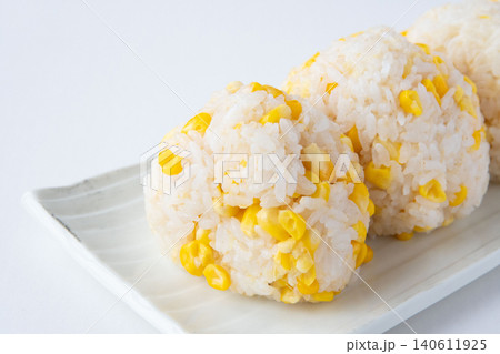 出来立てとうもろこしご飯おにぎり 出来立てとうもろこしご飯おにぎり 140611925