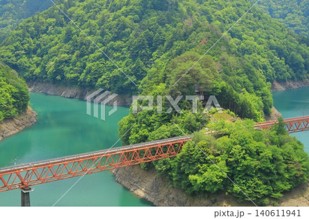 赤い鉄橋と青い湖とのコントラストが美しい奥大井湖上駅の景色 赤い鉄橋と青い湖とのコントラストが美しい奥大井湖上駅の景色 140611941