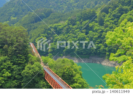 青い湖とのコントラストが美しい奥大井湖上駅のホームの風景 青い湖とのコントラストが美しい奥大井湖上駅のホームの風景 140611949