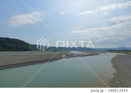 島田の蓬莱橋から眺めた大井川の流れの景色 島田の蓬莱橋から眺めた大井川の流れの景色 140611954