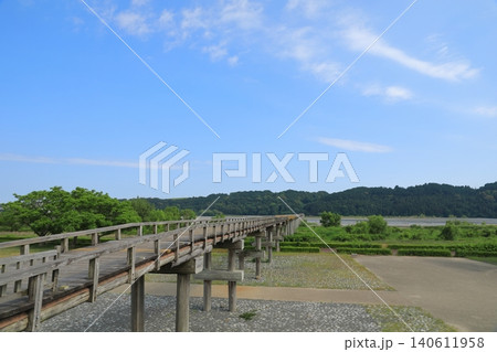 大井川に架かる木造の蓬莱橋の景色 140611958