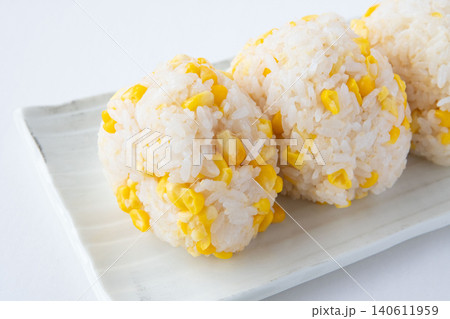 出来立てとうもろこしご飯おにぎり 出来立てとうもろこしご飯おにぎり 140611959