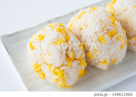 出来立てとうもろこしご飯おにぎり 出来立てとうもろこしご飯おにぎり 140611960