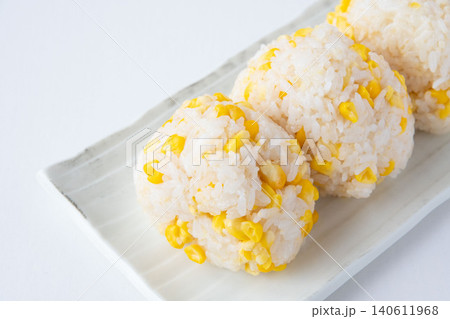 出来立てとうもろこしご飯おにぎり 出来立てとうもろこしご飯おにぎり 140611968