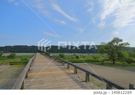 明治時代に大井川に架けられた蓬莱橋の景色 明治時代に大井川に架けられた蓬莱橋の景色 140612289