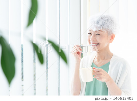 歯磨きをするシニア女性 歯磨きをするシニア女性 140612403