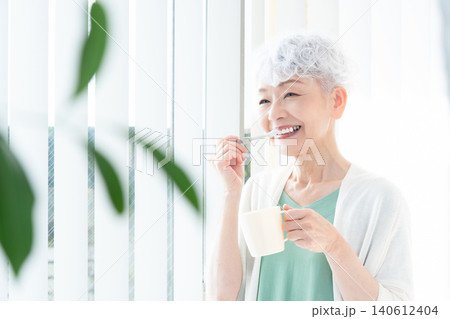 歯磨きをするシニア女性 歯磨きをするシニア女性 140612404