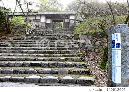 福岡県朝倉市 秋月城跡の長屋門と石段 福岡県朝倉市 秋月城跡の長屋門と石段 140612605