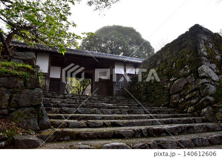 福岡県朝倉市 秋月城跡の長屋門と石段 福岡県朝倉市 秋月城跡の長屋門と石段 140612606