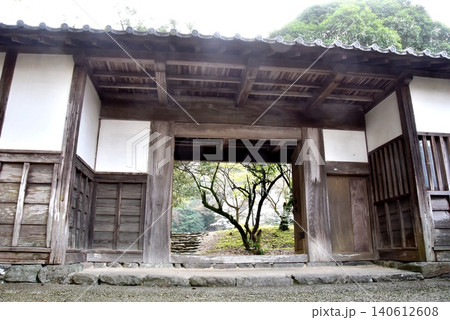 福岡県朝倉市 秋月城跡の長屋門 福岡県朝倉市 秋月城跡の長屋門 140612608