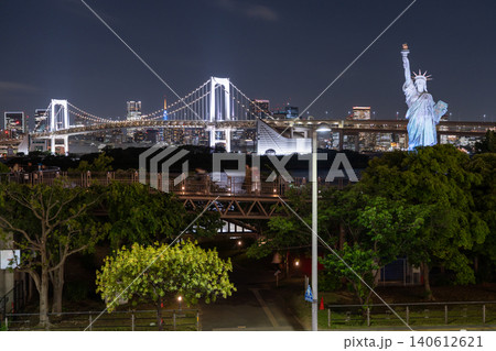 お台場の自由の女神像とレインボーブリッジの夜景 140612621