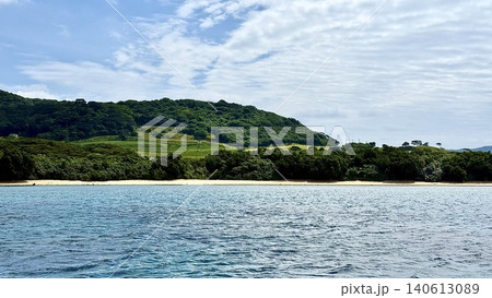 沖縄県八重山諸島石垣島の西崎付近の海上から望む海岸 沖縄県八重山諸島石垣島の西崎付近の海上から望む海岸 140613089