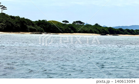 沖縄県八重山諸島石垣島の西崎付近の海上から望む海岸 沖縄県八重山諸島石垣島の西崎付近の海上から望む海岸 140613094