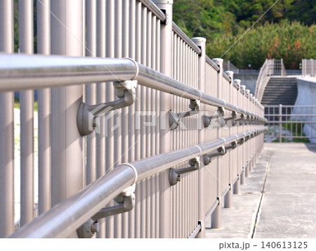 防波堤通路のアルミ製の柵と手すり(横) 防波堤通路のアルミ製の柵と手すり(横) 140613125