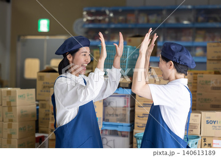 商品管理を行う40代女性スタッフ 140613189