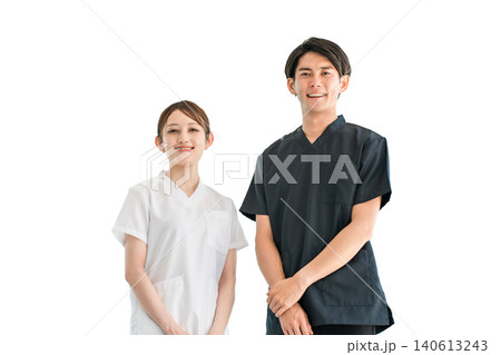 スクラブ姿の医療従事者,医療スタッフ,医師の男性と白衣姿の看護師の女性 140613243