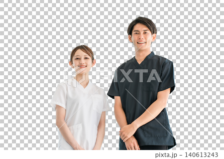 スクラブ姿の医療従事者,医療スタッフ,医師の男性と白衣姿の看護師の女性 140613243