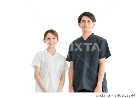 スクラブ姿の医療従事者,医療スタッフ,医師の男性と白衣姿の看護師の女性 スクラブ姿の医療従事者,医療スタッフ,医師の男性と白衣姿の看護師の女性 140613244