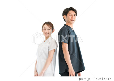 スクラブ姿の医療従事者,医療スタッフ,医師の男性と白衣姿の看護師の女性 140613247