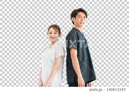 スクラブ姿の医療従事者,医療スタッフ,医師の男性と白衣姿の看護師の女性 140613247