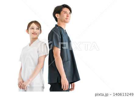スクラブ姿の医療従事者,医療スタッフ,医師の男性と白衣姿の看護師の女性 140613249