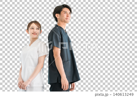 スクラブ姿の医療従事者,医療スタッフ,医師の男性と白衣姿の看護師の女性 140613249