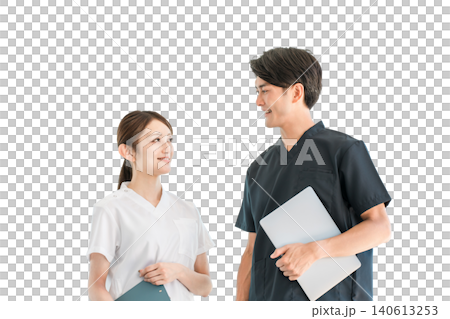 スクラブ姿の医療従事者,医療スタッフ,医師の男性と白衣姿の看護師の女性 140613253