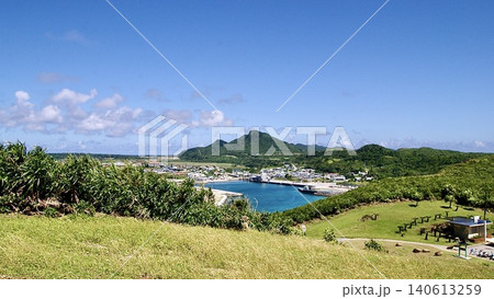沖縄県与那国島の西崎展望台から見下ろす海と丘の風景 沖縄県与那国島の西崎展望台から見下ろす海と丘の風景 140613259