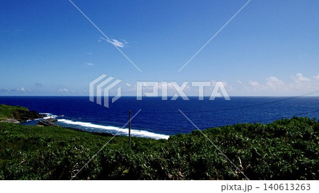 沖縄県与那国島の西崎展望台から見下ろす海と丘の風景 沖縄県与那国島の西崎展望台から見下ろす海と丘の風景 140613263