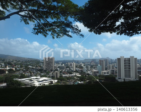 ハワイ・ホノルルの街並みと山並みを望む絶景パノラマ風景 140613356
