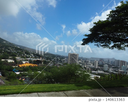 ハワイ・ホノルルの街並みと山並みを望む絶景パノラマ風景 ハワイ・ホノルルの街並みと山並みを望む絶景パノラマ風景 140613363