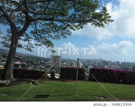 ハワイ・ホノルルの街並みと山並みを望む絶景パノラマ風景 ハワイ・ホノルルの街並みと山並みを望む絶景パノラマ風景 140613364