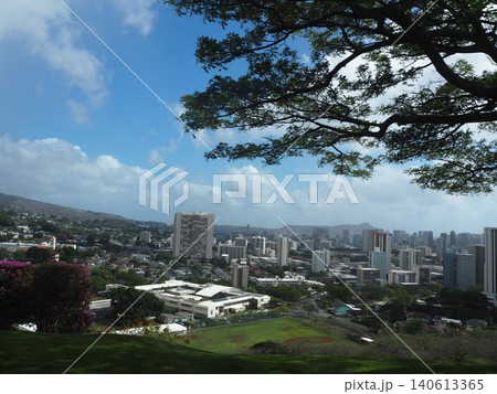 ハワイ・ホノルルの街並みと山並みを望む絶景パノラマ風景 140613365