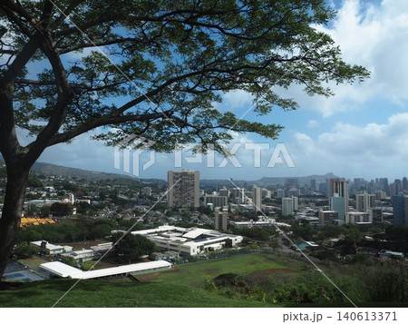 ハワイ・ホノルルの街並みと山並みを望む絶景パノラマ風景 ハワイ・ホノルルの街並みと山並みを望む絶景パノラマ風景 140613371