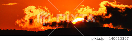 夏の山裾に沈む太陽とシルエットになった雲と山の稜線 夏の山裾に沈む太陽とシルエットになった雲と山の稜線 140613397