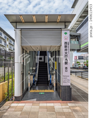日暮里・舎人ライナー「西新井大師西駅」西口の駅名表示 日暮里・舎人ライナー「西新井大師西駅」西口の駅名表示 140613453