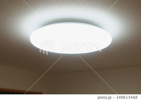 電気代高騰の象徴としての室内照明。家計の負担増加、物価高、エネルギー価格の上昇を示す生活イメージ。 電気代高騰の象徴としての室内照明。家計の負担増加、物価高、エネルギー価格の上昇を示す生活イメージ。 140613488